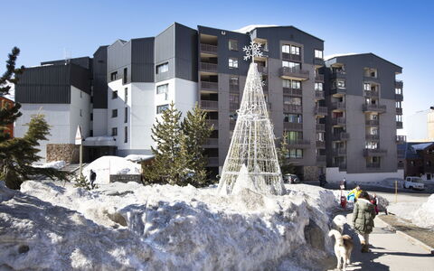 Val Thorens 250: Bygning, Plante, Ejendom, Vindue, Land Lot, Urban Design, Landskab, Kvarter, Græs, Fritid