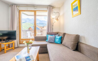 Cime de Caron 2204 250.3: Møbel, Ejendom, Couch, Azure, Vindue, Indretning, Træ, Billedramme, Stue, Etage