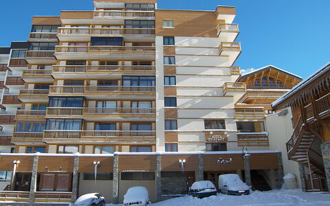 Val Thorens 300: Bygning, Himmel, Daytime, Ejendom, Bil, Hvid, Hjul, Sne, Lys, Køretøj