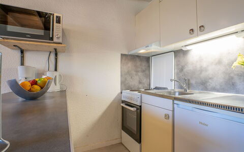 Val Thorens 300: Cabinetry, Countertop, Ejendom, Komfur, Træ, Køkken, Køkken Apparat, Indretning, Husholdningsapparat, Gulvbelægning