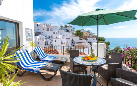 Vista del Mar: Himmel, Plante, Sky, Bord, Møbel, Ejendom, Daytime, Bygning, Vand, Stol