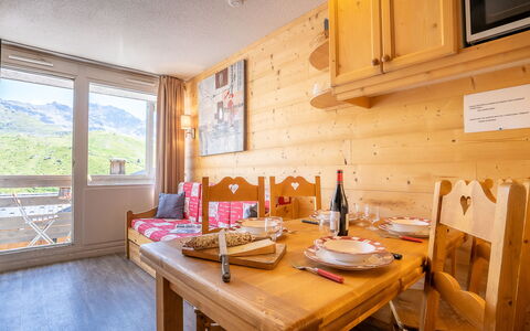 Val Thorens 350: Bord, Bordservice, Møbel, Ejendom, Cabinetry, Bygning, Stol, Mad, Træ, Indretning