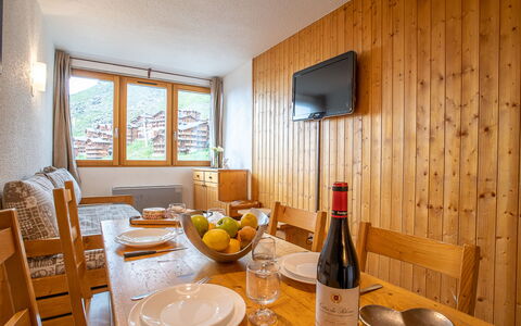 Val Thorens 550: Bord, Bordservice, Møbel, Flaske, Træ, Bygning, Vindue, Indretning, Plade, Stol
