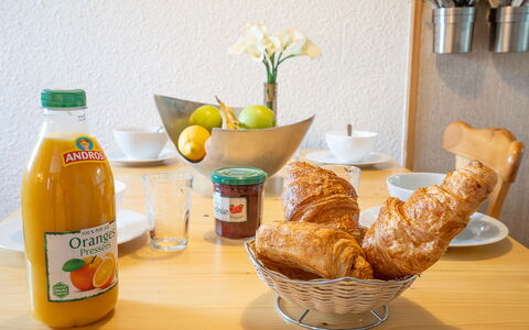 Val Thorens 550: Mad, Bord, Bordservice, Ingrediens, Flaske, Tallerkner