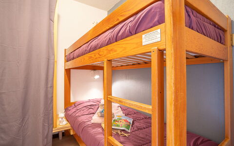Val Thorens 550: Møbel, Komfort, Træ, Køjeseng, Seng, Bed Frame, Hårdttræ, Skygge, Gulvbelægning, Soveværelse