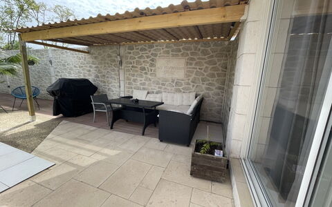 Logis de la Castagne: Ejendom, Skygge, Himmel, Blomsterkrukke, Stueplante, Indretning, Stol, Plante, Arkitektur, Bygning