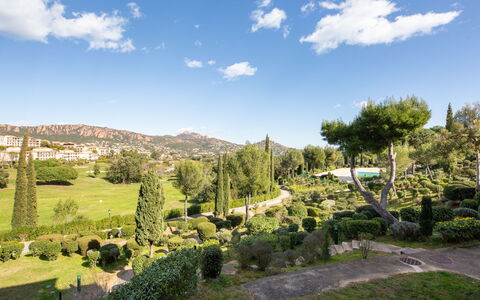 Agay Village Cap Esterel 700: Bygning, Plante, Ejendom, Vindue, Land Lot, Urban Design, Landskab, Kvarter, Græs, Fritid