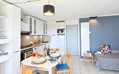 Agay Village Cap Esterel 700: Møbel, Indretning, Gulvbelægning, Loft, Værelse, Stol, Etage, Lejlighed, Køkken, Køkken & Spisebord