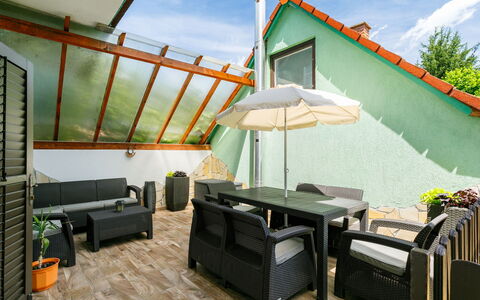 May: Himmel, Sky, Møbel, Ejendom, Bygning, Couch, Plante, Bord, Stol, Skygge