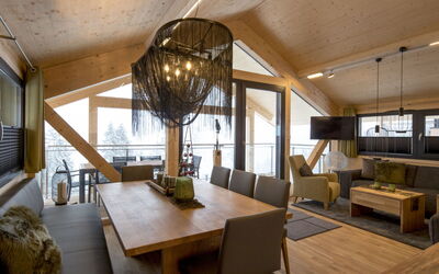 Superior # 04 Sauna&Sprudelwanne Innen 300.5: Vand, Himmel, Bygning, Azure, Bjerg, Træ, Arkitektur, Krop Af Vand, Sø, Kvarter