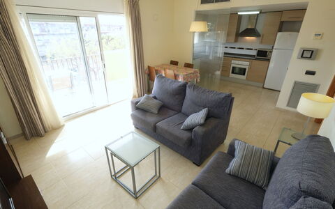 Golden Beach: Møbel, Couch, Komfort, Bord, Studio Couch, Indretning, Gulvbelægning, Etage, Stue, Lampe