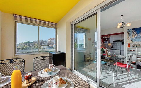 Le Garden: Lejlighed, Arkitektur, Møbel, Altan, Stol, Ejerlejlighed, Skygge, Hotel, Køkken & Spisebord, Udendørs Møbler