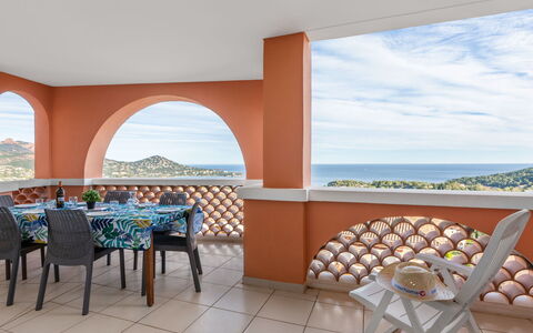 Agay Village Cap Esterel 600: Vand, Himmel, Bygning, Azure, Bjerg, Træ, Arkitektur, Krop Af Vand, Sø, Kvarter