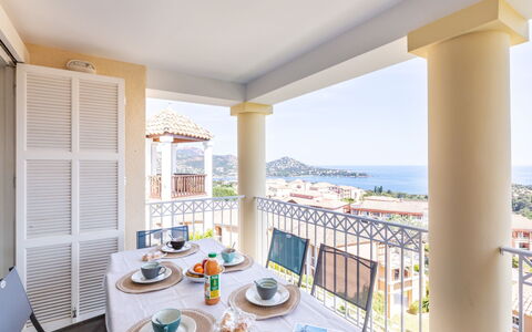 Agay Village Cap Esterel 600: Møbel, Bord, Ejendom, Bordservice, Himmel, Vindue, Bygning, Azure, Stol, Skygge