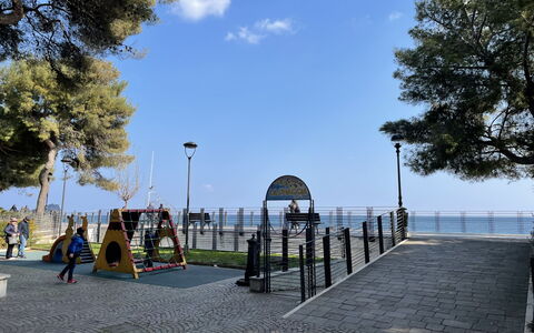 Tra Sole e Mare: Vand, Himmel, Bygning, Azure, Bjerg, Træ, Arkitektur, Krop Af Vand, Sø, Kvarter
