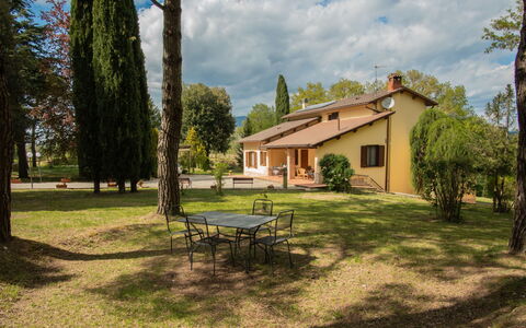 Villa le Pine: Vand, Himmel, Bygning, Azure, Bjerg, Træ, Arkitektur, Krop Af Vand, Sø, Kvarter