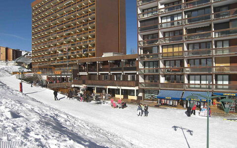 Le Corbier 300: Bygning, Himmel, Vindue, Sne, Skyscraper, Urban Design, Hus, Højhus, Ejerlejlighed, Kvarter