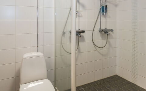 Länsirinne B5: Badeværelse, Sanitærarmatur, Gulvbelægning, Toilet, Etage, Bruser, Vvs, Brusehoved, Indretning, Flise