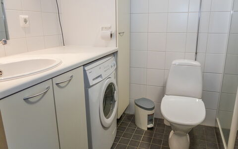 Länsirinne B5: Sanitærarmatur, Gulvbelægning, Vaskemaskine, Etage, Toilet, Toiletbræt, Badeværelse, Indretning, Håndvask, Vvs
