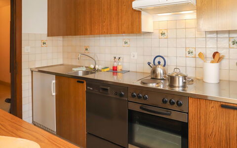 Verbier 235: Brun, Køkkenvask, Countertop, Cabinetry, Håndvask, Tap, Bygning, Møbel, Køkken, Træ