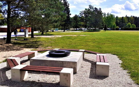 Hradec Kralove 1: Bygning, Plante, Ejendom, Vindue, Land Lot, Urban Design, Landskab, Kvarter, Græs, Fritid
