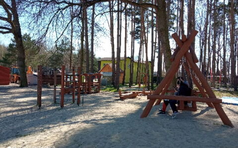 Hradec Kralove 2: Bygning, Plante, Ejendom, Vindue, Land Lot, Urban Design, Landskab, Kvarter, Græs, Fritid