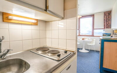 Vostok Zodiaque 800.34: Køkkenvask, Håndvask, Cabinetry, Komfur, Køkken, Sanitærarmatur, Gaskomfur, Countertop, Køkken Apparat, Tap