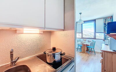 Vostok Zodiaque 800.27: Væg, Indretning, Loft, Værelse, Gulvbelægning, Etage, Lejlighed, Køkken, Countertop, Cabinetry