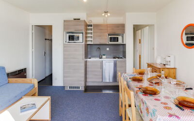 Vostok Zodiaque 800.56: Bord, Møbel, Cabinetry, Countertop, Træ, Stol, Couch, Køkken, Orange, Indretning