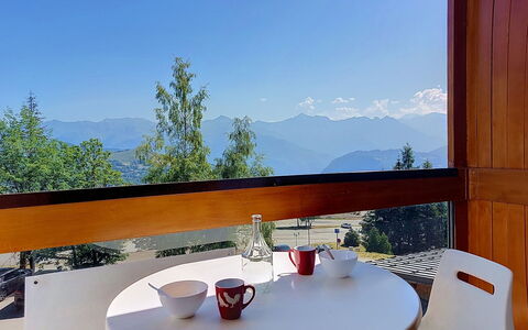 Le Corbier 100: Træ, Stol, Bejdse, Bjergkæde, Hårdttræ, Køkken & Spisebord, Eco Hotel, Altan, Kaffebord, Alps