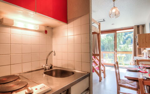 Le Corbier 100: Møbel, Håndvask, Cabinetry, Ejendom, Køkkenvask, Countertop, Tap, Køkken, Træ, Bygning