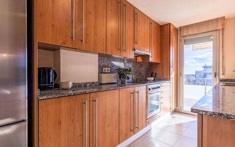 Deltamar: Køkken, Gulvbelægning, Større Bandage, Træ, Countertop, Cabinetry, Køkken Apparat, Etage, Indretning, Lejlighed