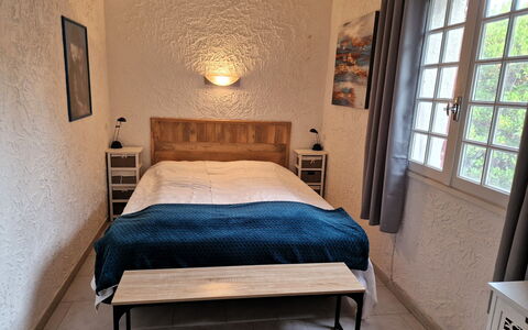 Villa Irène: Møbel, Seng, Sengetøj, Soveværelse, Indretning, Sengetøj, Etage, Væg, Gulvbelægning, Træ