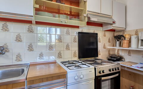 Nena: Køkken Apparat, Køkken, Større Bandage, Komfur, Træ, Countertop, Gulvbelægning, Cabinetry, Indretning, Komfur