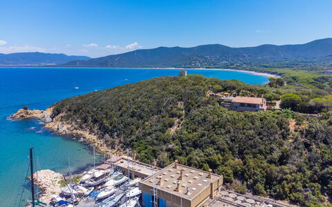Villa Giuliana: Vand, Himmel, Vandressourcer, Bygning, Daytime, Bjerg, Blå, Natur, Azure, Coastal Og Oceaniske Landskabsformer