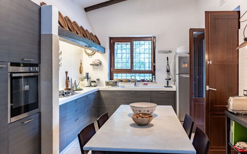 Hjort: Cabinetry, Møbel, Ejendom, Countertop, Bord, Tap, Håndvask, Vindue, Køkken, Træ
