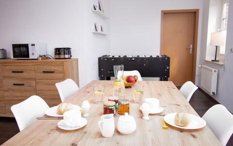 Kiek in: Bord, Møbel, Bordservice, Træ, Mad, Etage, Gulvbelægning, Cabinetry, Hårdttræ, Komfort
