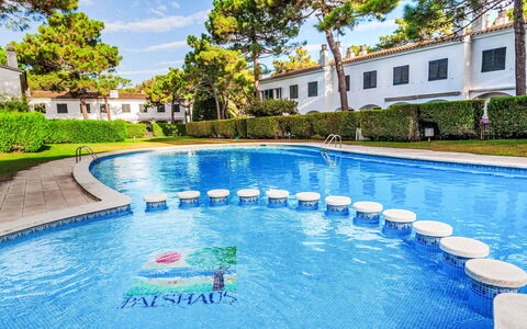 Pals 1721: Fritid, Svømmepøl, Udvej, Udendørs Møbler, Hotel, Ferie, Hacienda, Villa, Boutique Hotel, Ferieby