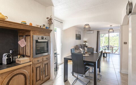 Villa Vaccaja: Møbel, Ejendom, Cabinetry, Countertop, Træ, Køkken, Indretning, Bord, Gulvbelægning, Etage