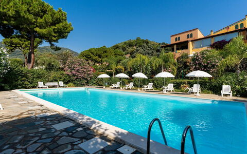 Ventimiglia 638: Himmel, Ejendom, Møbel, Bord, Azure, Stol, Bygning, Vindue, Skygge, Arkitektur
