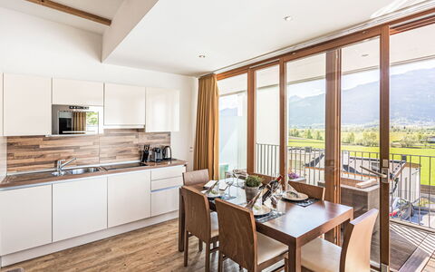 Kaprun 280: Bord, Ejendom, Cabinetry, Vindue, Træ, Bygning, Countertop, Indretning, Stueplante, Stol