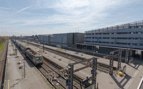 Railway to the Beach with Balcony: Himmel, Plante, Bygning, Ejendom, Vindue, Træ, Hældning, Land Lot, Hus, Urban Design