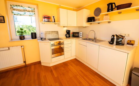 Mia: Cabinetry, Countertop, Køkken Apparat, Køkken, Komfur, Husholdningsapparat, Træ, Stueplante, Indretning, Gulvbelægning