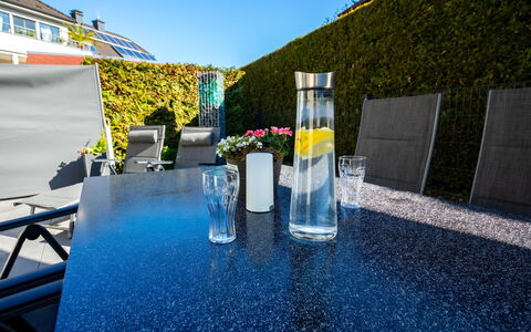 Mia: Bord, Himmel, Vand, Ejendom, Bordservice, Blå, Plante, Azure, Stol, Drinkware