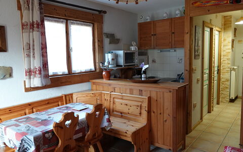 Namasté: Cabinetry, Møbel, Bord, Ejendom, Vindue, Træ, Countertop, Billedramme, Køkken, Bygning