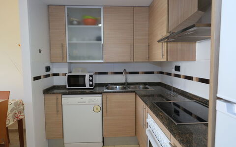 Golden Beach: Cabinetry, Køkkenvask, Countertop, Ejendom, Håndvask, Tap, Bygning, Komfur, Køkken, Indretning