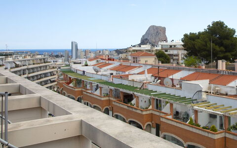 Calpe Calp 1070: Vand, Himmel, Ejendom, Blå, Svømmepøl, Azure, Bygning, Skygge, Kompositmateriale, Fritid