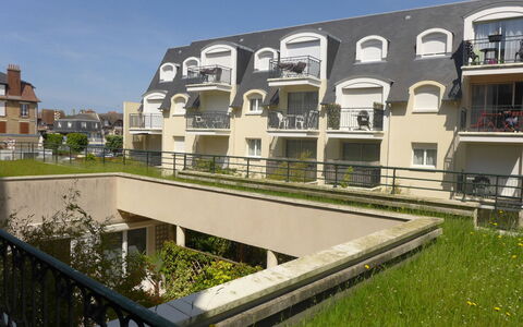 Montaigu: Himmel, Bygning, Plante, Ejendom, Vindue, Urban Design, Ejerlejlighed, Kvarter, Boligområde, Facade