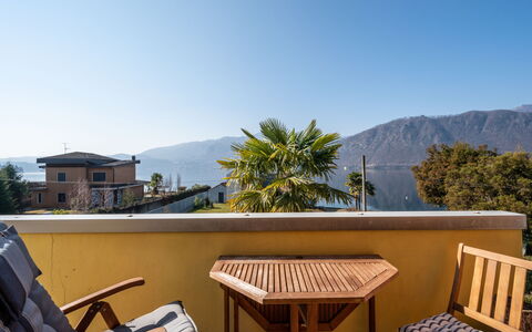 Borgo San Giulio: Himmel, Møbel, Bygning, Ejendom, Bjerg, Azure, Træ, Udendørs Møbler, Skygge, Hus