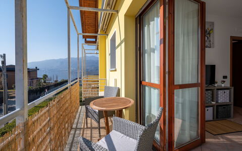 Borgo San Giulio: Ejendom, Bygning, Vindue, Himmel, Bord, Træ, Skygge, Indretning, Dør, Etage